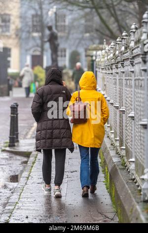 Clonakilty, West Cork, Irland. 3. Januar 2023. Nach Tagen relativ trockenen Wetters fiel heute sintflutartiger Regen auf West Cork und verursachte Flutkatastrophen. Bei starkem Regen in Clonakilty tragen die Leute Regenmäntel und verkuppeln sich unter Regenschirmen. Kredit: AG News/Alamy Live News Stockfoto