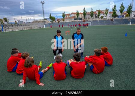 Kinderfußballtrainern, die einen Vortrag halten Stockfoto