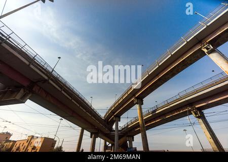 Rom, Italien, Europa: Die städtische Autobahn durchquert die dicht besiedelten Stadtviertel im Osten Roms Stockfoto