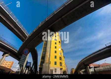 Rom, Italien, Europa: Die städtische Autobahn durchquert die dicht besiedelten Stadtviertel im Osten Roms Stockfoto