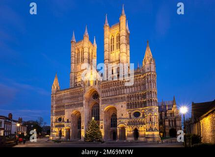 Lincoln Cathedral Lincoln Minster West Front beleuchtet am Night Minster Yard Lincoln Cathedral uk lincoln uk Lincoln Lincolnshire England GB GB GB Europa Stockfoto