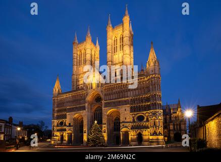 Lincoln Cathedral Lincoln Minster West Front beleuchtet am Night Minster Yard Lincoln Cathedral uk lincoln uk Lincoln Lincolnshire England GB GB GB Europa Stockfoto