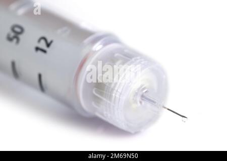 Insulinpen-Nadel, mit Gewinde, um sie sicher und sicher am Insulinpen zu befestigen, Injektionslösung in einem Fertigpen, Vorrichtung zur einfachen Selbstinjektion, o Stockfoto