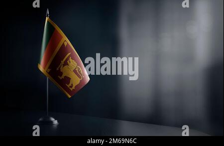 Kleine Nationalflagge Sri Lankas auf schwarzem Hintergrund. Stockfoto