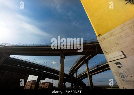 Rom, Italien, Europa: Die städtische Autobahn durchquert die dicht besiedelten Stadtviertel im Osten Roms Stockfoto