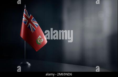 Kleine Nationalflagge der Bermudas auf schwarzem Hintergrund. Stockfoto