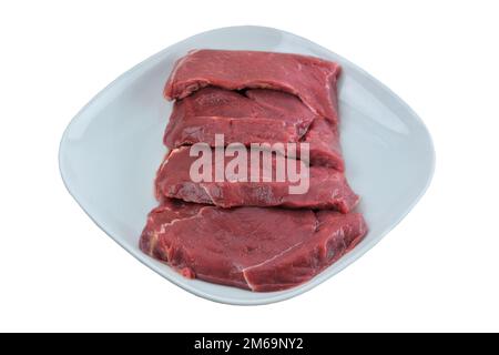 Rindersteaks in Platte, isoliert auf weißem Hintergrund. Rohes Fleisch zum Kochen. Stockfoto