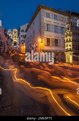 Frankreich. Auvergne. Haute-Loire (43). Le Puy-en-Velay. Die Fackelprozession, Place des Tables, am Tag vor dem 15. August Stockfoto