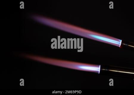 Blaue Flamme. Makroansicht einer blauen Flamme von einem Gasbrenner, Stockfoto