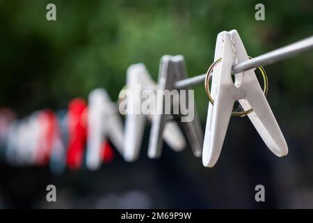 Kleidung auf verschwommenem Naturhintergrund Nahaufnahme. Stockfoto