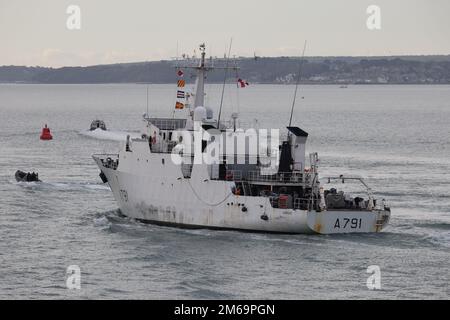 Das französische Marineschiff FS LAPEROUSE (A791) fährt nach dem Verlassen des Marinestützpunkts in die Solent Stockfoto