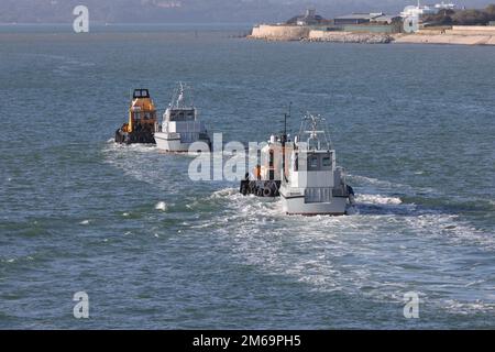 Die Ex-Royal Navy Patrouillenboote SCIMITAR und Sabre fahren nach Hythe Marina, abgeschleppt von den Schleppern WYEPUSH und WYEKNOT Stockfoto