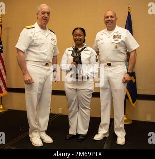 220421-N-GF276-1115 NORFOLK, VA (21. April 2022) Logistics Specialist 1. Class Romeika V. Dillingham, Center, dem Flugzeugträger USS George Washington (CVN 73) zugewiesen, posiert für ein Foto mit Commander, Naval Air Force Atlantic (CNAL), Rear ADM. John Meier, Left, und CNAL, Force Master Chris Chelberg, Right. Sailor of the Year-Kandidaten zeichnen sich durch eine lange Geschichte herausragender Leistung, Einfluss auf Kommandos und Missionen, bewährte Führungsqualitäten und herausragende Professionalität aus. Stockfoto