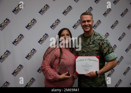 Jessica Isman, eine Familienbetreuerin von Family Readiness, Marine and Family Programs, Marine Corps Community Services Camp Pendleton, erhält einen Freiwilligenpreis aus den USA Marinekollege Tim Anderson, Stabschef für Marine Corps Installations West, Marine Corps Base Camp Pendleton, während einer Preisverleihung im Marine and Family Programs Headquarters im Camp Pendleton, Kalifornien, am 21. April 2022. In Übereinstimmung mit der National Volunteer Week wurden bei der Zeremonie Freiwillige anerkannt, ermutigt und gewürdigt, die den Camp Pendleton Marines, Matrosen und ihren Familien ständig dienen Stockfoto