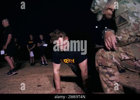 USA Army Staff Sgt. Jacob Pagano, Hauptquartier und Hauptquartier Battery, 1. Artillerie, führt Liegestütze für den Army Combat Fitness Test während des Iron Squad Wettbewerbs in Fort Bliss, Texas, am 21. April 2022 durch. Der Iron Squad Competition ist eine viertägige Veranstaltung, bei der die Ausdauer der einzelnen Mannschaften und Wettbewerber, die Aufgaben der Krieger, die Kampfübungsfähigkeiten und das militärische Wissen getestet werden. Das Siegerteam wird im Laufe des Jahres in Fort Hood am Wettbewerb der besten Truppe des III. Korps teilnehmen. Stockfoto