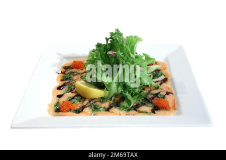 Italienisches Gericht: Carpaccio vom Lachs mit rotem Kaviar Stockfoto