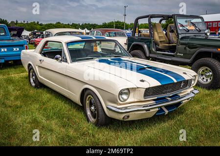 Iola, WI - 07. Juli 2022: Blick aus der oberen Perspektive auf einen Ford Shelby Mustang GT350 aus dem Jahr 1965 auf einer lokalen Automesse. Stockfoto