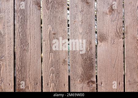 Holz-Hintergrund. Fragment einer alten Zaun aus Holz mit Knoten Stockfoto