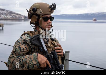 NARVIK, Norwegen (21. April 2022) USA Marinekorps Lance CPL. Jose Miranda, der 22. Marine Expeditionary Unit zugeteilt, steht als Teil eines Small Craft Action Teams während einer Evolution von Meer und Anker an Bord des Landungsschiffes USS Gunston Hall (LSD 44) der Whidbey Island-Klasse, 21. April 2022. Gunston Hall, Teil der Kearsarge Amphibious Ready Group, befindet sich auf einem geplanten Einsatz unter dem Kommando und der Kontrolle der Task Force 61/2, während er in der sechsten US-Flotte zur Unterstützung von US-, Alliierten- und Partnerinteressen in Europa und Afrika tätig ist. Stockfoto