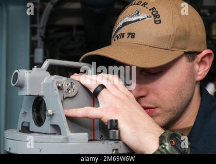 LT. Ryan Feingold, stellvertretender Anwalt des USS Gerald R. Ford (CVN 78) aus Miami, der der Rechtsabteilung von Ford zugewiesen wurde, steht als Nachwuchsbeamter auf der Brücke am 21. April 2022 Wache. Ford ist im Atlantik im Einsatz und führt im Rahmen der Grundausbildung des Schiffes die Ausbildung von Luftfahrtunternehmen und die Integration von Streikgruppen durch. Stockfoto