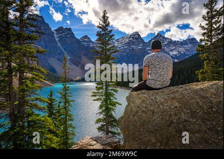 Wanderer genießen den Blick auf den Moraine See im Banff National Park Stockfoto