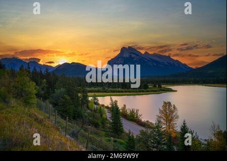 Sonnenuntergang über dem Vermilion Lake im Banff National Park, Alberta, Kanada Stockfoto