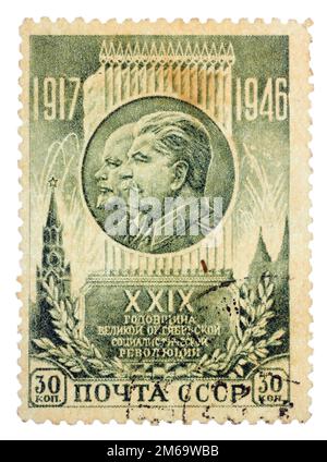 RUSSLAND - CA. 1946: Briefmarke gedruckt in der UdSSR (jetzt Russland), XXIX. Jahrestag der russischen Revolutionen mit Porträt von Joseph Stockfoto