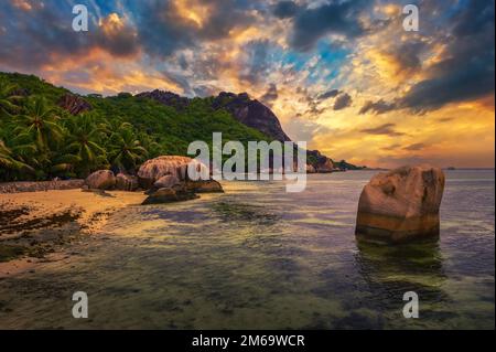 Farbenfroher Sonnenuntergang über dem Anse Source D'Argent Beach auf La Digue Island, Seychellen Stockfoto