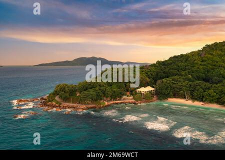 Der Anse Severe Beach auf der Insel La Digue, Seychellen, ist von der Vogelperspektive aus zu sehen Stockfoto