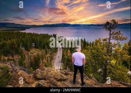 Wanderer genießen den Sonnenuntergang über Lake Tahoe vom Eagle Rock in Kalifornien Stockfoto