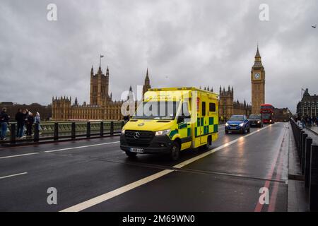 London, England, Großbritannien. 3. Januar 2023. Ein Krankenwagen fährt an den Houses of Parliament und Big Ben auf der Westminster Bridge vorbei. Kritische Vorfälle wurden gemeldet, da der NHS (National Health Service) aufgrund der sehr hohen Patientenzahlen und einer überlasteten Belegschaft einem wachsenden Druck ausgesetzt ist. (Kreditbild: © Vuk Valcic/ZUMA Press Wire) Stockfoto