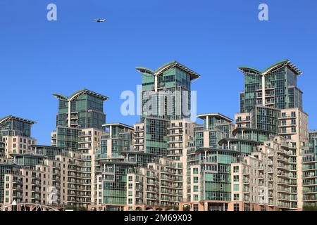 LONDON, GROSSBRITANNIEN - 18. MAI 2014: Dies sind Bruchstücke von Gebäuden auf dem modernen Riverside Walk im Vauxhall-Bezirk. Stockfoto