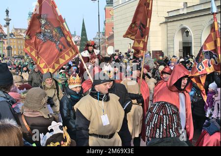 Parader marschieren am 06. Januar bei der alljährlichen Three Kings Day Parade (Epiphany) Stockfoto