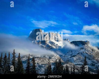 Roche Miette im Winter. Blick vom Zug. Stockfoto