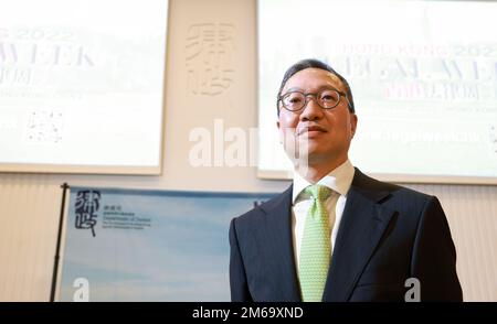 Justizminister Paul Lam Ting-kwok spricht mit den Medien auf dem Justice Place in Central. 27OCT22. SCMP/May Tse Stockfoto