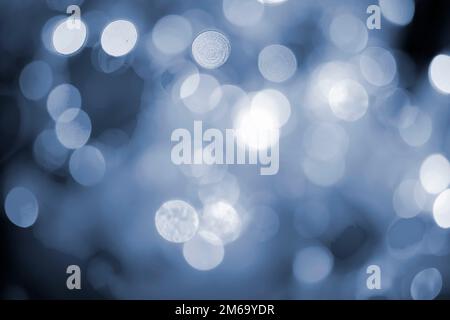 Festlicher abstrakter Hintergrund. Unscharfer Texturhintergrund mit runden Bokeh-Flecken. Mehrfarbiges Blinken des Hintergrunds. Feier Neujahr Weihnachten Geburtstag flackernde Beleuchtung Blau Stockfoto