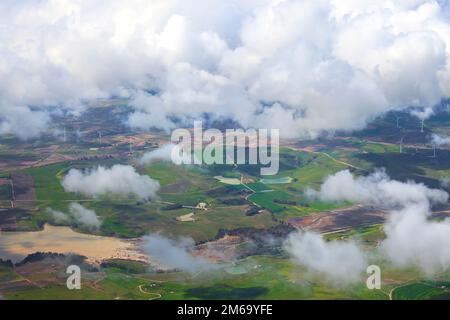 Landwirtschaftliche Felder mit Windturbinen in der Nähe von Trapani, Sizilien, Italien Stockfoto