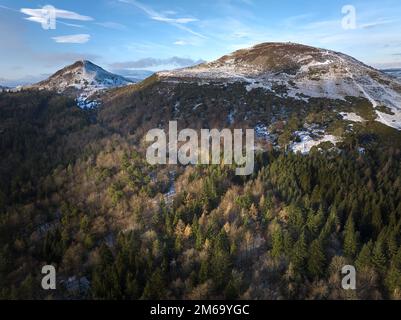 Luftaufnahme der Südseite der Eildon Hills mit Eildon Hill North im Vordergrund an einem frostigen Wintertag. Stockfoto