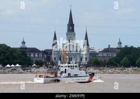 Coast Guard Cutter Tiger Shark absolviert Training während der NOLA Navy Week in der Nähe des French Quarter in New Orleans, Louisiana, 21. April 2022. AIRSTA NOLA, CGC Tigerhai, Hoist, NAVY WEEK, NOLA, Stockfoto