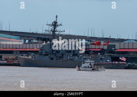 Coast Guard Air Station New Orleans MH-65 Dolphin Helikopter und Coast Guard Cutter Tiger Shark führt Training während der NOLA Navy Week in New Orleans, Louisiana, 21. April 2022 durch. AIRSTA NOLA, CGC Tigerhai, Hoist, NAVY WEEK, NOLA, Stockfoto