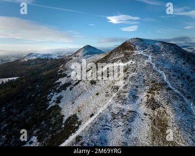 Luftaufnahme der Südseite aller Eildon Hills an einem frischen Wintertag. Stockfoto