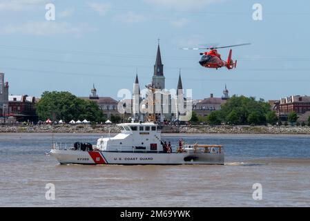 Coast Guard Air Station New Orleans MH-65 Dolphin Helikopter und Coast Guard Cutter Tiger Shark führt Training während der NOLA Navy Week in der Nähe des French Quarter in New Orleans, Louisiana, am 21. April 2022 durch. AIRSTA NOLA, CGC Tigerhai, Hoist, NAVY WEEK, NOLA, Stockfoto