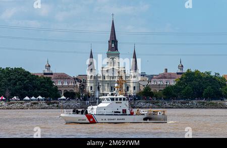 Coast Guard Cutter Tiger Shark absolviert Training während der NOLA Navy Week in der Nähe des French Quarter in New Orleans, Louisiana, 21. April 2022. AIRSTA NOLA, CGC Tigerhai, Hoist, NAVY WEEK, NOLA, Stockfoto