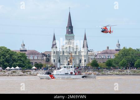 Coast Guard Air Station New Orleans MH-65 Dolphin Helikopter und Coast Guard Cutter Tiger Shark führt Training während der NOLA Navy Week in der Nähe des French Quarter in New Orleans, Louisiana, am 21. April 2022 durch. AIRSTA NOLA, CGC Tigerhai, Hoist, NAVY WEEK, NOLA, Stockfoto
