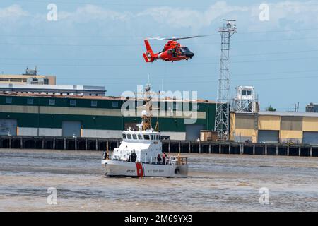 Coast Guard Air Station New Orleans MH-65 Dolphin Helikopter und Coast Guard Cutter Tiger Shark führt Training während der NOLA Navy Week in New Orleans, Louisiana, 21. April 2022 durch. AIRSTA NOLA, CGC Tigerhai, Hoist, NAVY WEEK, NOLA, Stockfoto