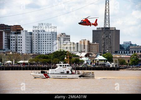 Coast Guard Air Station New Orleans MH-65 Dolphin Helikopter und Coast Guard Cutter Tiger Shark führt Training während der NOLA Navy Week in der Nähe des French Quarter in New Orleans, Louisiana, am 21. April 2022 durch. AIRSTA NOLA, CGC Tigerhai, Hoist, NAVY WEEK, NOLA, Stockfoto