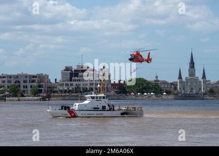 Coast Guard Air Station New Orleans MH-65 Dolphin Helikopter und Coast Guard Cutter Tiger Shark führt Training während der NOLA Navy Week in der Nähe des French Quarter in New Orleans, Louisiana, am 21. April 2022 durch. AIRSTA NOLA, CGC Tigerhai, Hoist, NAVY WEEK, NOLA, Stockfoto