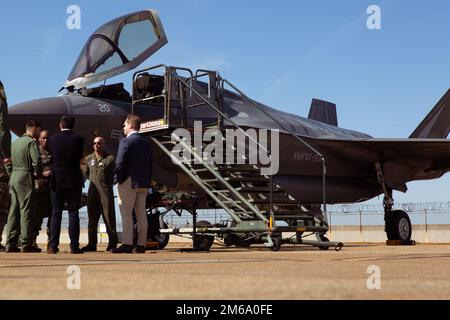 USA Marinekorps LT. Gen. Michael E. Langley, Kommandeur der Marine Force, Atlantik, Marine Forces Command, Marine Forces Northern Command, LT. Col Christopher E. Bant, kommandierender Offizier der Marine Fighter Attack Training Squadron 501, Royal Navy Lieutenant Chris J. Avison, Ein Ausbilderpilot des Pilot Exchange Program des Vereinigten Königreichs und ihre Exzellenz Dame Karen Pierce, Botschafterin Ihrer Majestät (HMA) in den Vereinigten Staaten von Amerika, diskutieren am 21. April 2022 den F-35B-Flugbetrieb am Naval Station Norfolk Chamber's Field, Norfolk, VA. Lieutenant General Langley hat HMA Pierce bei Discus eingeladen Stockfoto