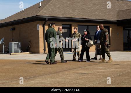 USA Der Lieutenant des Marine Corps, Michael E. Langley, der Befehlshaber der Marine Force, des Atlantic, des Marine Forces Command, des Marine Forces Northern Command, und ihre Exzellenz Dame Karen Pierce, Botschafterin Ihrer Majestät in den Vereinigten Staaten von Amerika, werden von den USA begrüßt Oberstleutnant Christopher E. Bant, Befehlshaber des Marine Fighter Attack Training Squadron 501, und Royal Navy Lieutenant Chris J. Avison, Ausbilderpilot des UK Pilot Exchange Program während einer Tour durch das Feld der Naval Station Norfolk Chamber, Norfolk, VA, am 21. April 2022. Lieutenant General Langley war Gastgeber Stockfoto