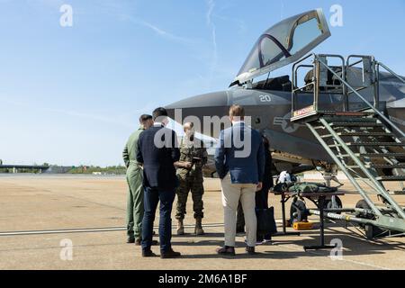 USA Generalleutnant Michael E. Langley, Kommandeur der Marine Force, Atlantic, Marine Forces Command, Marine Forces Northern Command, und ihre Exzellenz Dame Karen Pierce, Botschafterin Ihrer Majestät in den Vereinigten Staaten von Amerika, erörtern die Flugkapazitäten der F-35B Lightning mit den USA Oberstleutnant Christopher E. Bant, Befehlshaber der Angriffsgeschwader der Marine Fighter 501, und Royal Navy Lieutenant Chris J. Avison, Ausbilderpilot des britischen Pilot Exchange Program, am Naval Station Norfolk Chamber's Field, Norfolk, VA, am 21. April, Stockfoto